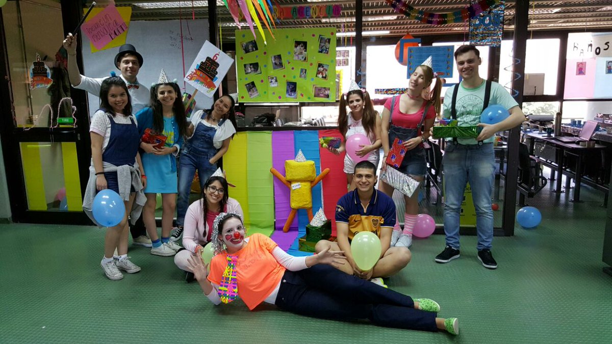 UADEoficial's tweet photo. Alegría, colores y payasos de la mano del grupo "Happy BOMM Day" en el #Bomm2016 @RevolucionBomm https://t.co/W2m9ST7fqU
