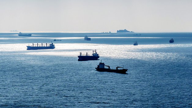 More internat'l cooperation on environmental protection: Shipping industry to cut sulphur emissions by 2020 bit.ly/2eiUAw1 <a href="/IMOHQ/">International Maritime Organization</a>