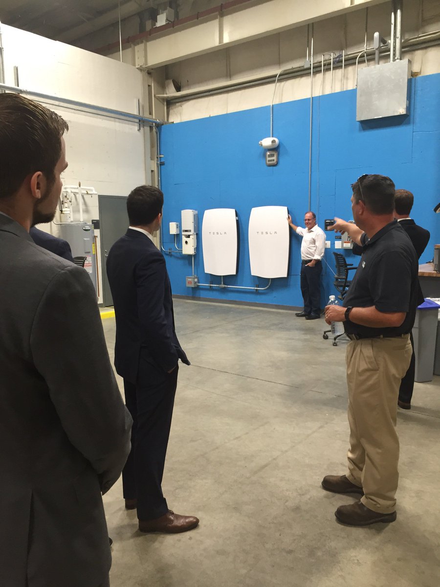 SarahE_Scully's tweet photo. Checking out @DukeEnergy microgrid lab with @kenanflagler energy club this morning https://t.co/jyPBRmMkg4
