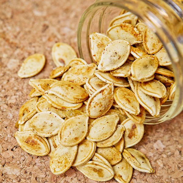 brandievee's tweet photo. Carving #pumpkins this weekend? 🎃 Roast the PUMPKIN SEEDS for snacking! Here's how 👉 https://t.co/lX0TAGv2S5 #pumpkinseeds #halloween https://t.co/JjSzKEKgB8