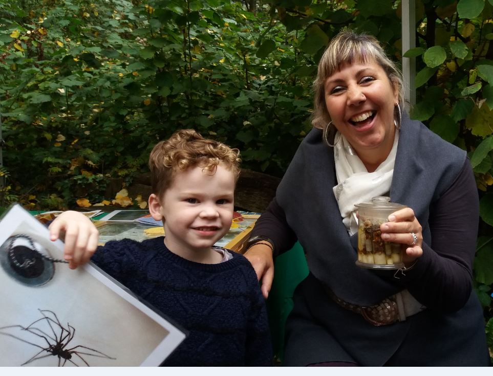 Chatting with Mackinley, a future scientist (aged 5) at the #WildlifeGarden autumn event <a href="/NHM_London/">Natural History Museum</a>. Move over Sir David Attenborough!