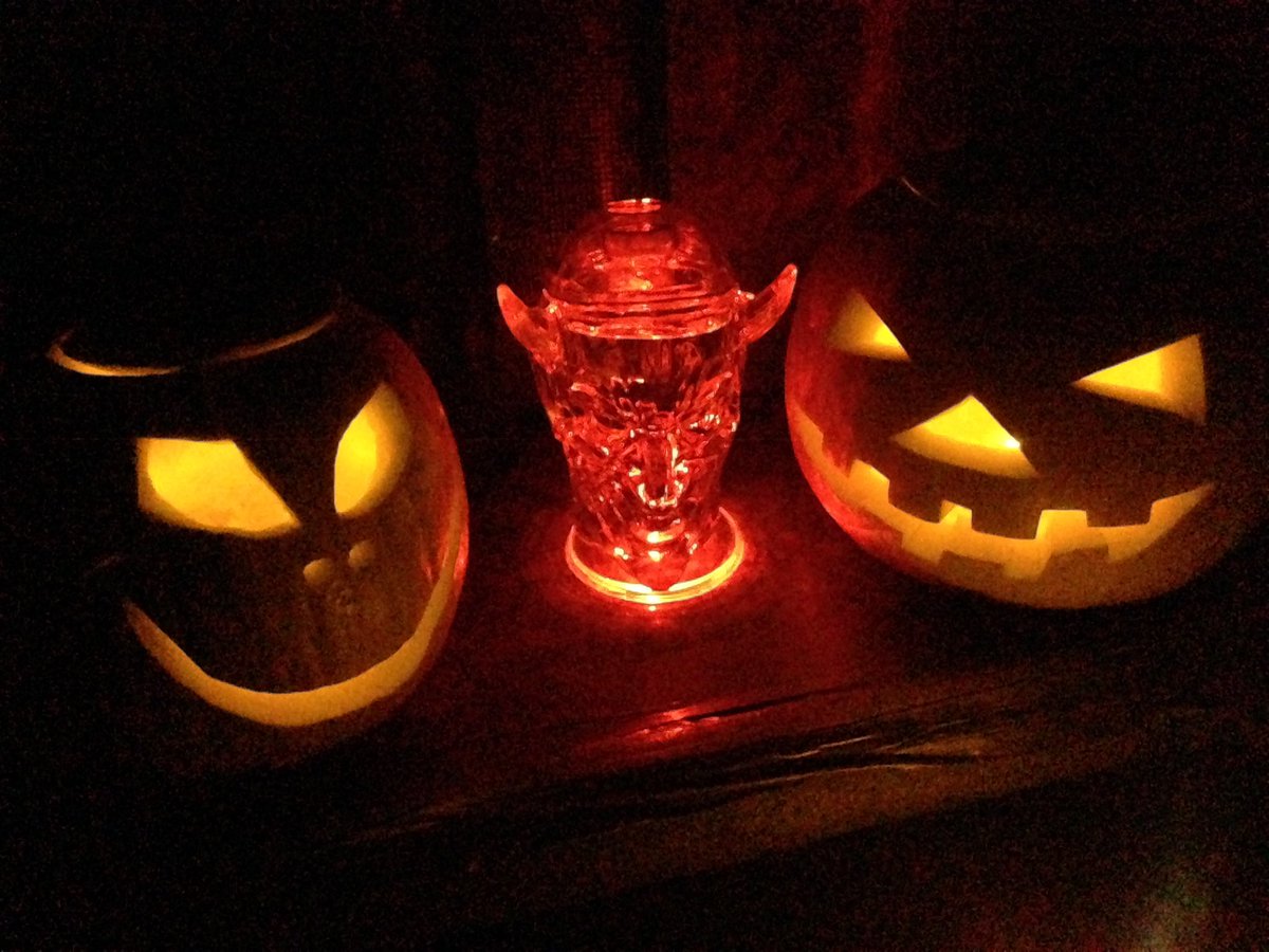 Light up your <a href="/FAngelDrinks/">Fallen Angel</a> bottle for #Halloween @girlsdrinkvodka <a href="/MenWhoBlog/">#MenWhoBlog</a> <a href="/LDN/">Handpicked London</a> <a href="/ManTattooShow/">Manchester Tattoo</a> @LondonCallingUK <a href="/Londonist/">Londonist</a> #vodka #ink.