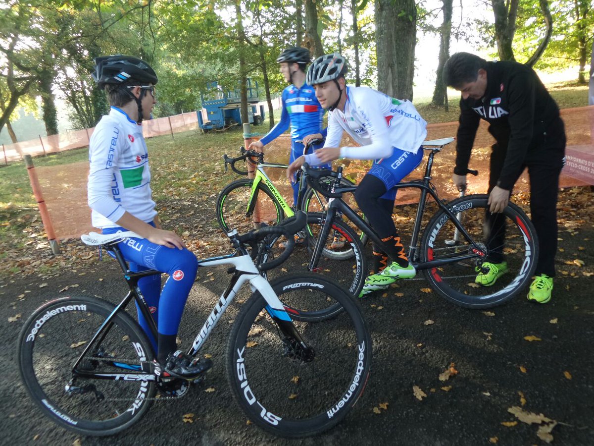 Federciclismo's tweet photo. Pronti per #EuroCross16 a Pont-Château, ultimi ritocchi prima delle gare #GoAzzurriGo 💪💪!! https://t.co/GP91rHSCjp