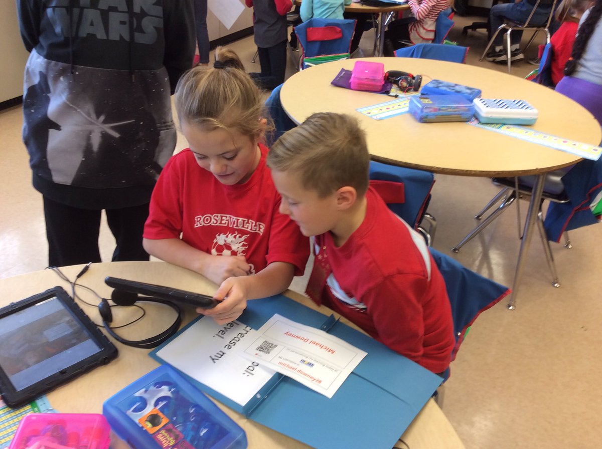Uploading our learning goals into itsLearning with our 4th grade buddies! <a href="/dawn_schop/">Dawn Schop</a> #fraserfamily # #TeamTwain