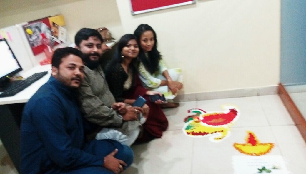 RupanMazumdar1's tweet photo. Diwali celebration at workstation #Happydhanteras #happyDiwali https://t.co/1Xib9S4av7
