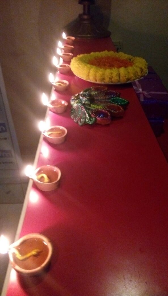 RupanMazumdar1's tweet photo. Diwali celebration at workstation #Happydhanteras #happyDiwali https://t.co/1Xib9S4av7