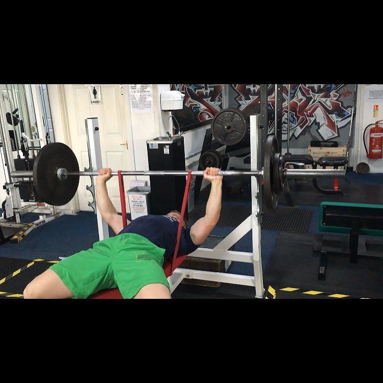 Assistant Bench Day 
Using a red band to work on speed throughout the lift

This is great … ift.tt/2dTGbVY