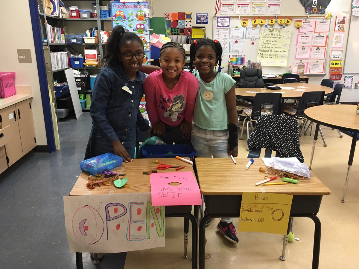 mswojnilower's tweet photo. Excellent entrepreneurs selling their own products @ Market Day! 💵@ecwestwildcats @jenniferwburton @MeekerAP @AjaBrandon @Deneatrice2006 https://t.co/NfUzPwZj27