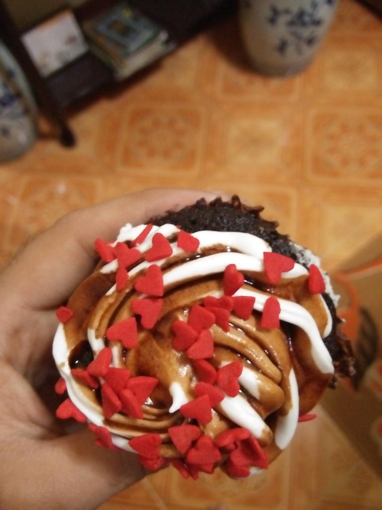 Rhayray26's tweet photo. make love and eat cupcake 😘☺ https://t.co/TjNV0nmGlV