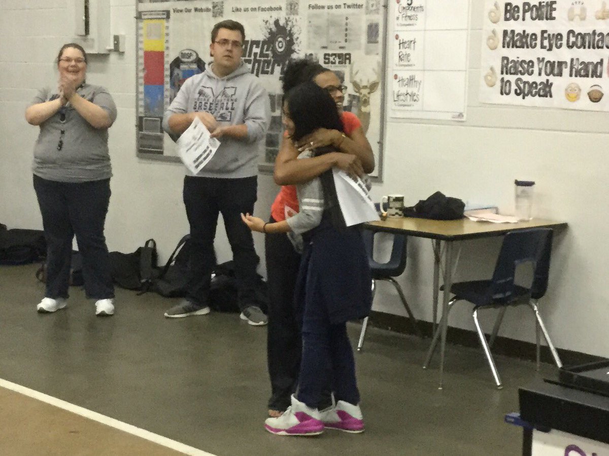 mooremustangs's tweet photo. This how our #physed teachers roll. #MTSPE students giving TEACHERS awards. #recognizethepositive #boostselfesteem #KNOWmoore @JCPSKY 👍🌟☕️ https://t.co/DKRZupll2W