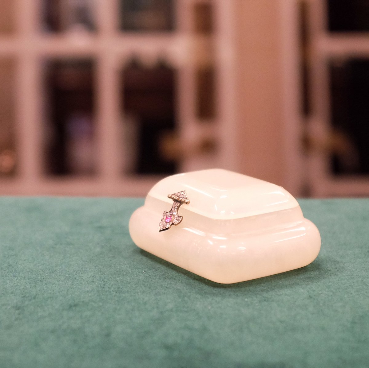 Today we visited <a href="/BentleySkinner/">Bentley & Skinner</a> and got to see their amazing antique jewellery collection #royalwarrant #royalfamily #byappointment