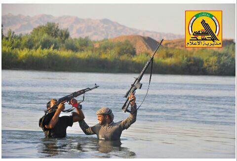 sra__a's tweet photo. أينما حل الظلام في #العراق فان ابناء #الحشد_الشعبي يستبدلونه بالنور والضياء 
#حشدنا_المقدس ❤
انتم السلام ومنكم السلام 
#الحشد_رايته_السلام https://t.co/987F12xwEd
