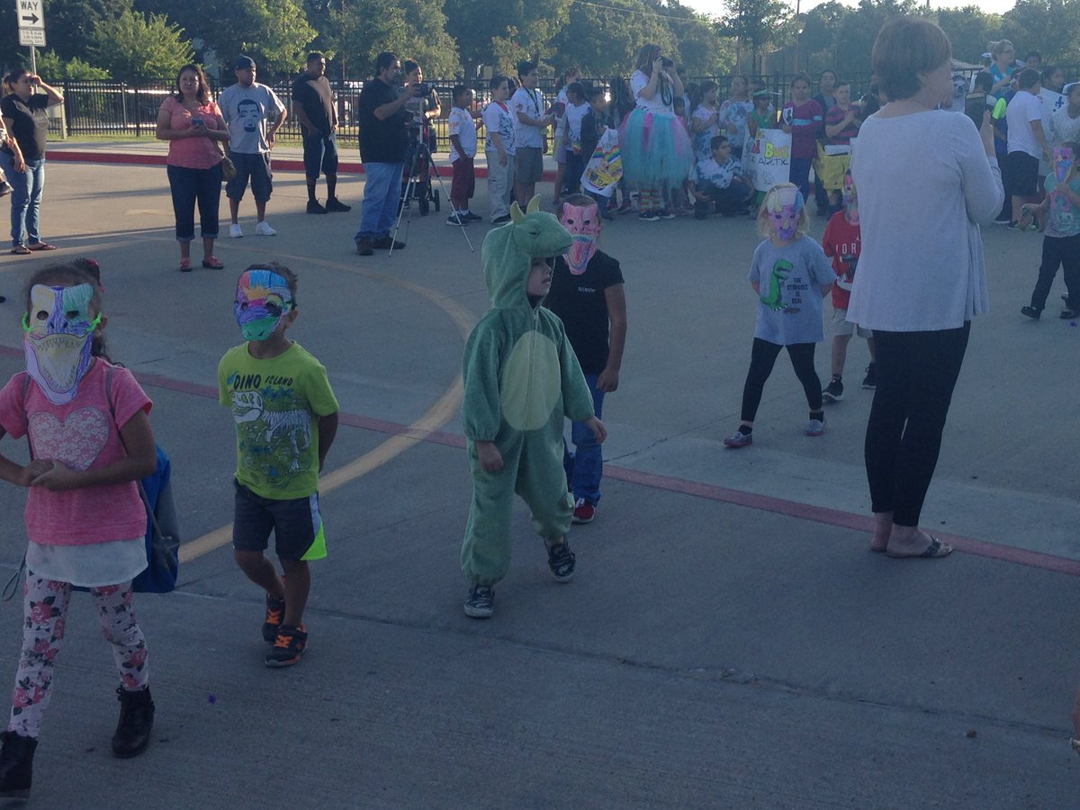 lattinr's tweet photo. CE's awesome Book Parade #ceohgo #castleberryisd https://t.co/RU5iTfvHvQ