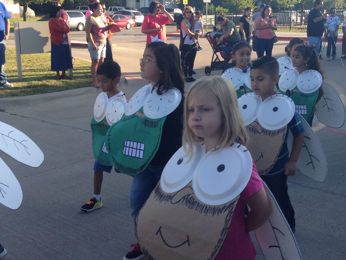 lattinr's tweet photo. CE's awesome Book Parade #ceohgo #castleberryisd https://t.co/RU5iTfvHvQ