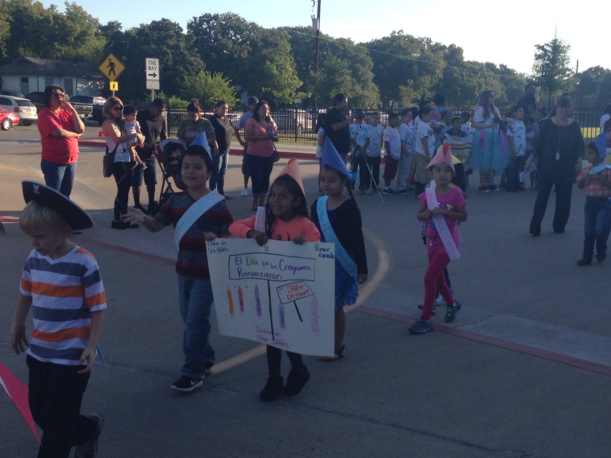 lattinr's tweet photo. CE's awesome Book Parade #ceohgo #castleberryisd https://t.co/PgWpoUyOP5