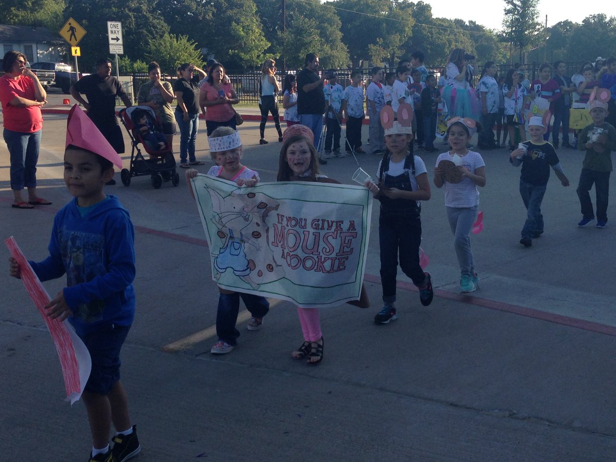 lattinr's tweet photo. CE's awesome Book Parade #ceohgo #castleberryisd https://t.co/PgWpoUyOP5
