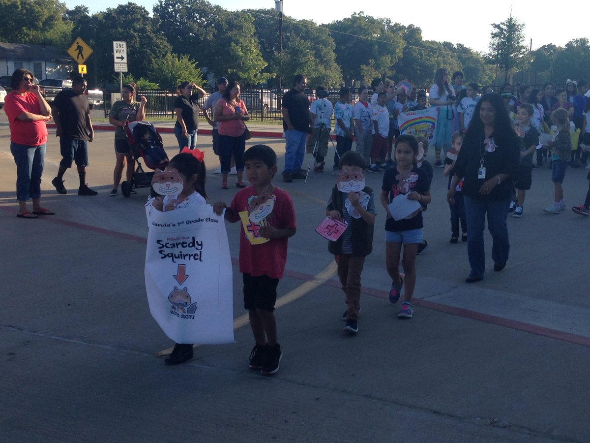 lattinr's tweet photo. CE's awesome Book Parade #ceohgo #castleberryisd https://t.co/PgWpoUyOP5