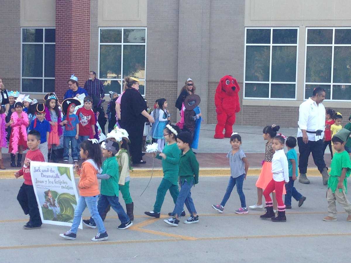 lattinr's tweet photo. CE's awesome Book Parade #ceohgo #castleberryisd https://t.co/vst7hPl8t8