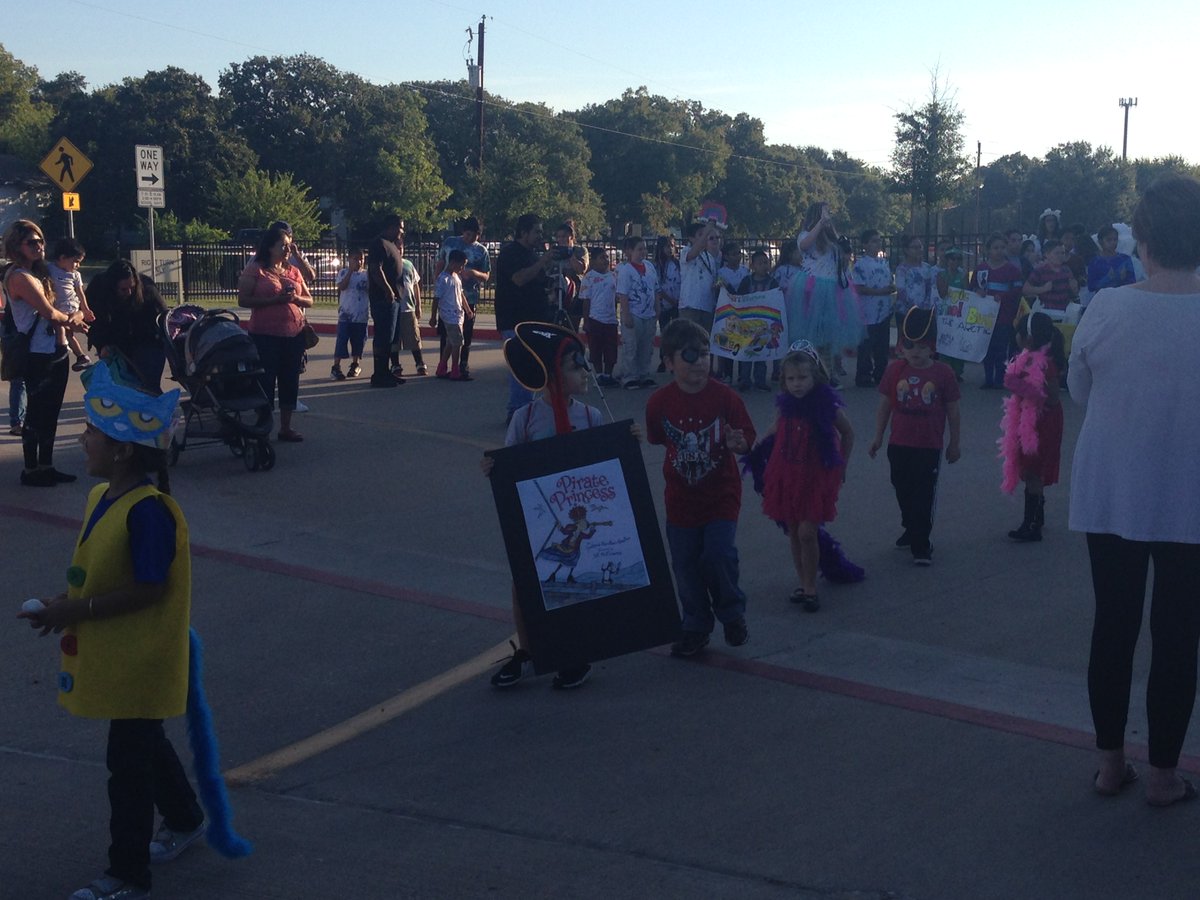 lattinr's tweet photo. CE's awesome Book Parade #ceohgo #castleberryisd https://t.co/vst7hPl8t8