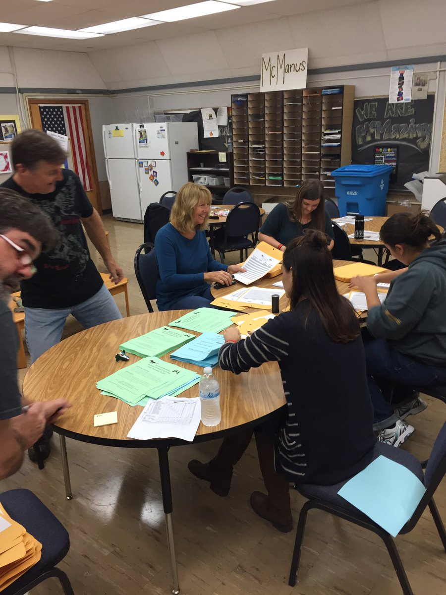 McManusMustangs's tweet photo. Thanks McMazing parents for helping us stuff envelopes for the upcoming McManus Jog-a-thon!  #WeAreMcManus #McMazing https://t.co/acJi1QvqJq