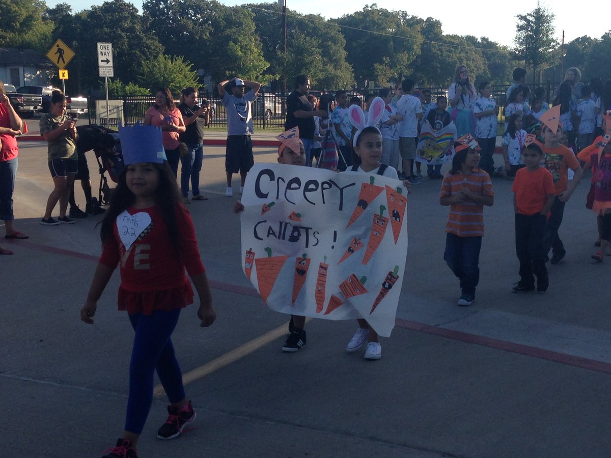 lattinr's tweet photo. CE's awesome Book Parade #ceohgo #castleberryisd https://t.co/I0O9KV1nt0