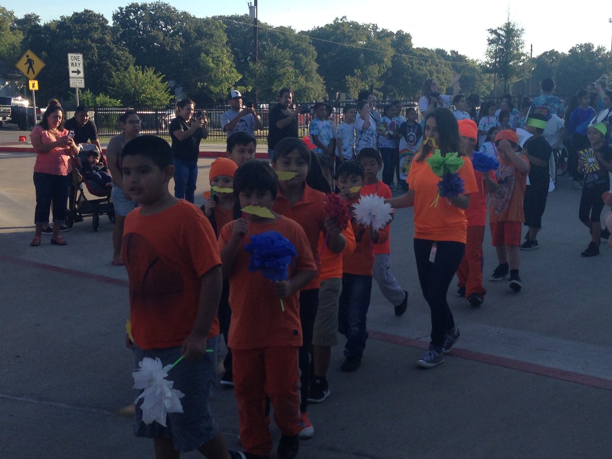 lattinr's tweet photo. CE's awesome Book Parade #ceohgo #castleberryisd https://t.co/5mxKnzyYot