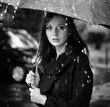 قد تتظاهر الانثى بالقوة ..
ولكنها تملك قلب طفله..
مهما كبرت ..
تخدشها الكلمة الجارحة ..
وتجعلها تنزف بلا صوت وبلا أنين