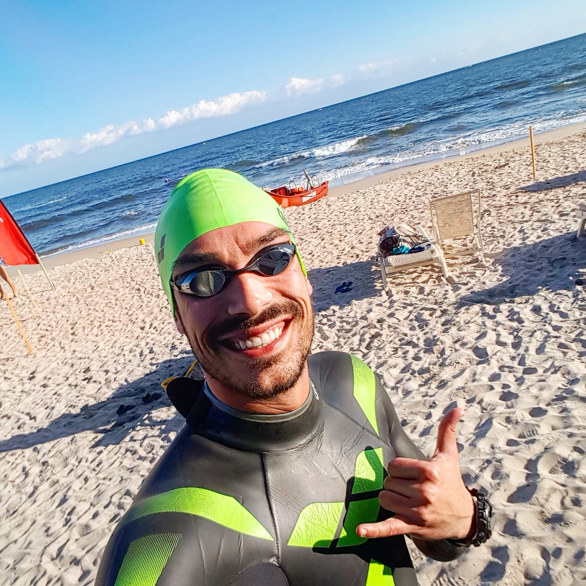 Luca_Marin's tweet photo. Testiamo la temperatura dell'acqua 🙄🏊 #trainingtime #triathlon #halfdistance #justswimming #challengefamily #challengefortevillage #ccaniene https://t.co/Q73IkS1Qeb