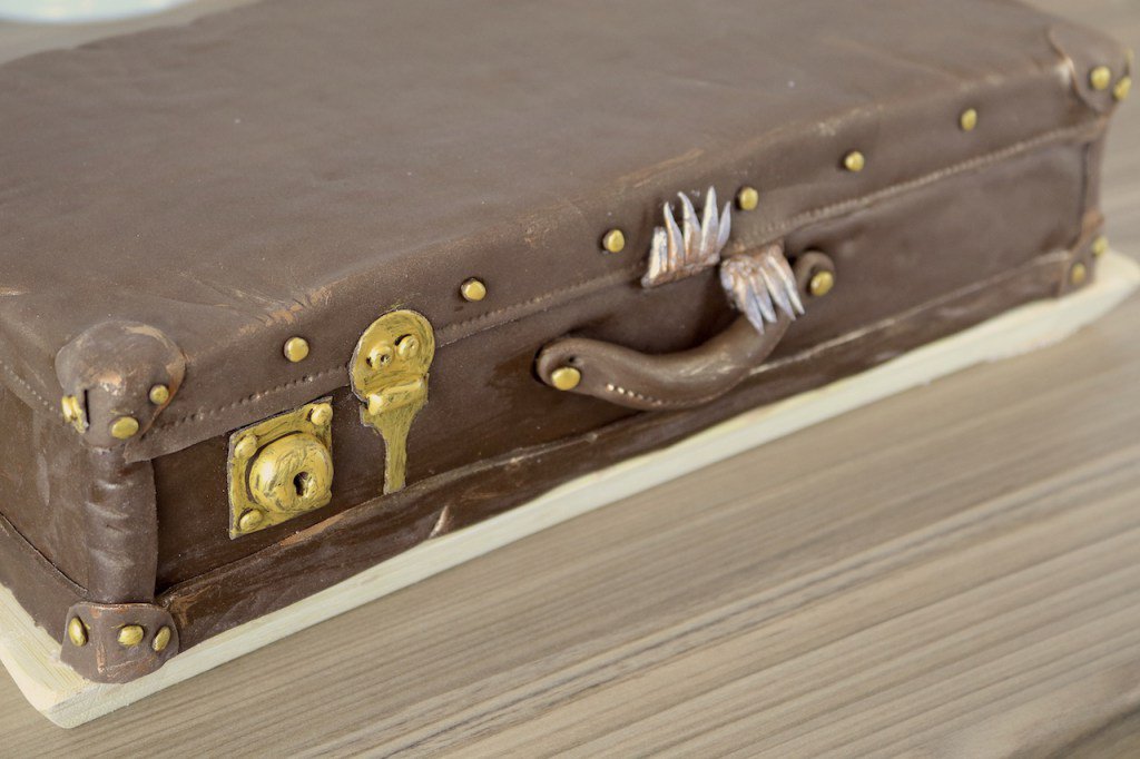 CarlyToffle's tweet photo. Newt Scamander’s Suitcase Cake – Fantastic Beasts &amp; Where to Find Them https://t.co/lRNuLXIQmd https://t.co/NO9Ly7ZwIA