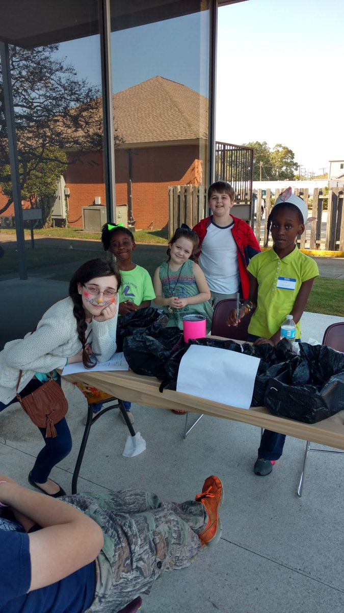 ginawrrn's tweet photo. Such fun at LAVCA's blended center today with our kids! #LAVCApride https://t.co/1bjHMmcF0T