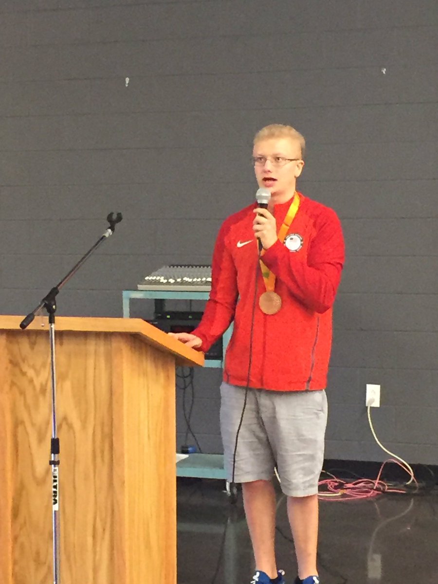 EcholsDeanna's tweet photo. We are so excited to have Paralympic Bronze Medalist Robert Griswold speaking to our 8th grade students today! @FLMSBraves https://t.co/LAa5t24uLJ