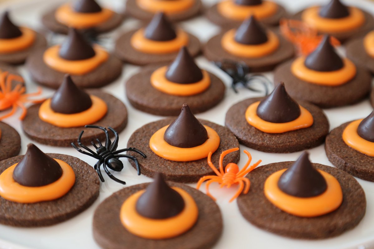 Daily_Moda's tweet photo. Isn't it convenient how #NationalChocolateDay is so close to #Halloween? 😋😋😋 https://t.co/0roGMvWK44