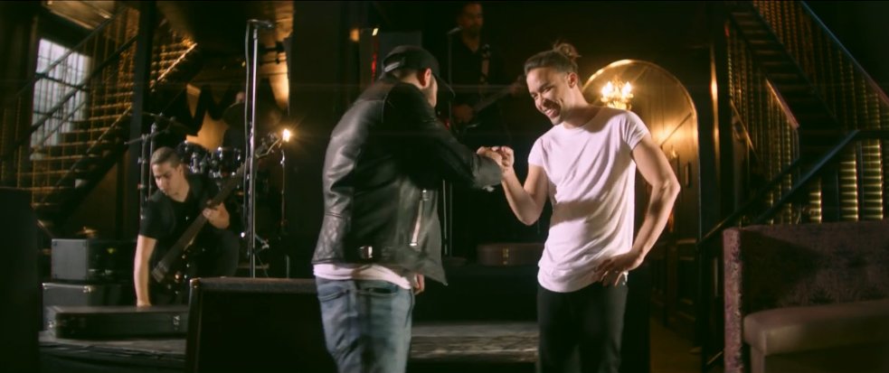 RoyceBrasilFans's tweet photo. [CAP] #MonedaMusicVideo https://t.co/RlU9DEKIW0