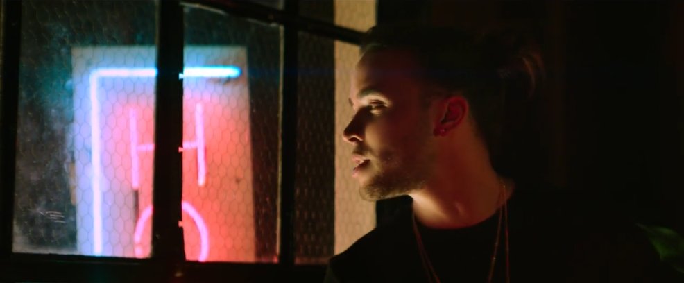 RoyceBrasilFans's tweet photo. [CAP] #MonedaMusicVideo https://t.co/RlU9DEKIW0