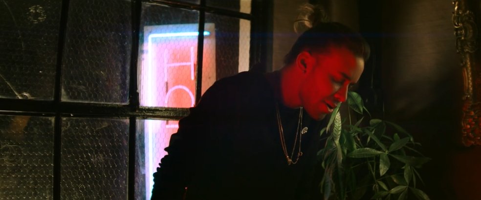 RoyceBrasilFans's tweet photo. [CAP] #MonedaMusicVideo (2) https://t.co/c7fO2T4zkd