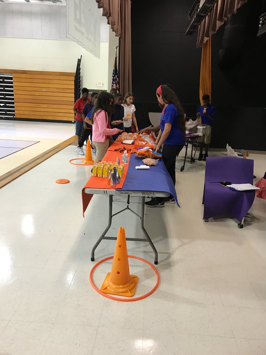 YoungMiddleHCPS's tweet photo. Coach Underwood's 6th graders celebrate unity by wearing something orange #Unityday2016 https://t.co/7Vw16nk5lI