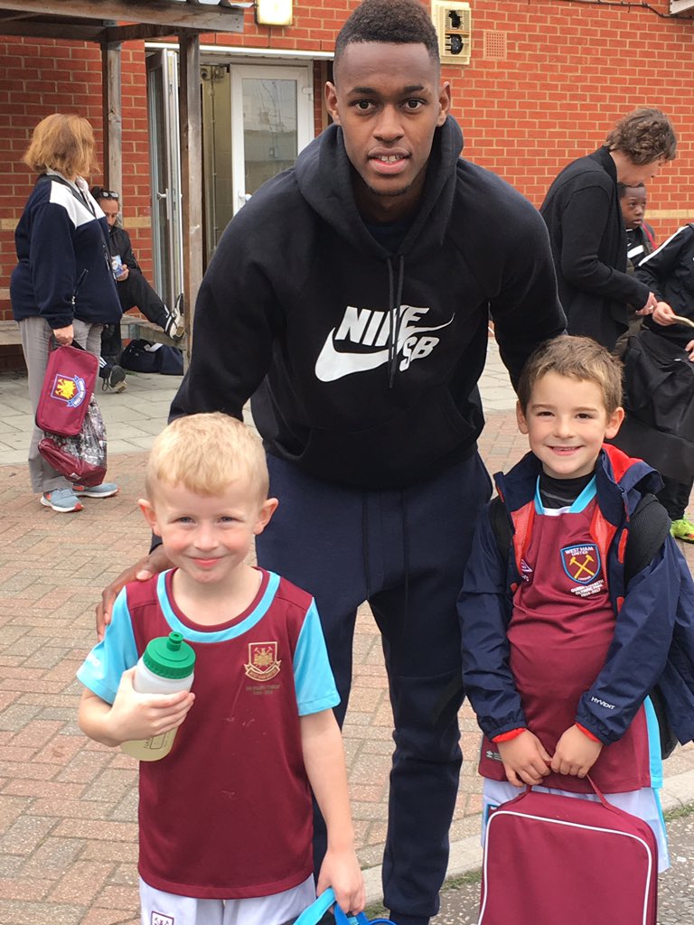 litlelion81's tweet image. @EFernandes_31 @WestHamUtd Thanks for having a picture with Aidan and Patrick today at the foundation #aidanmostimprovedplayer