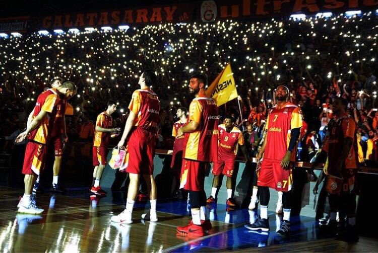 Podolski10's tweet photo. Eğer bir derbi maçı oynuyorsanız, özel hissedersiniz. Bu ayrıcalığı bu akşam Galatasaray taraftarı olarak yaşayacağım. Haydi @GSBasketbol! https://t.co/MNU2N10ZW8