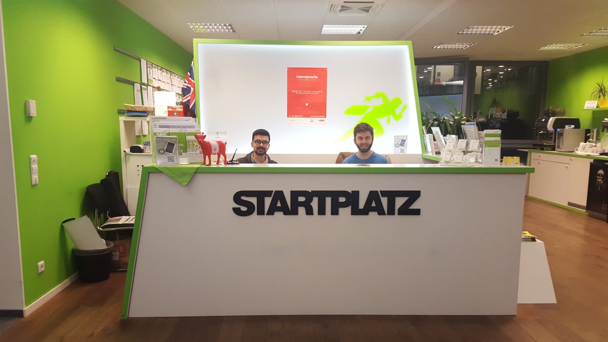 Im <a href="/STARTPLATZ/">STARTPLATZ</a> wird man von zwei charmanten Jungs für #howtopitchformoney begrüßt und eingecheckt. Danke! #iw7