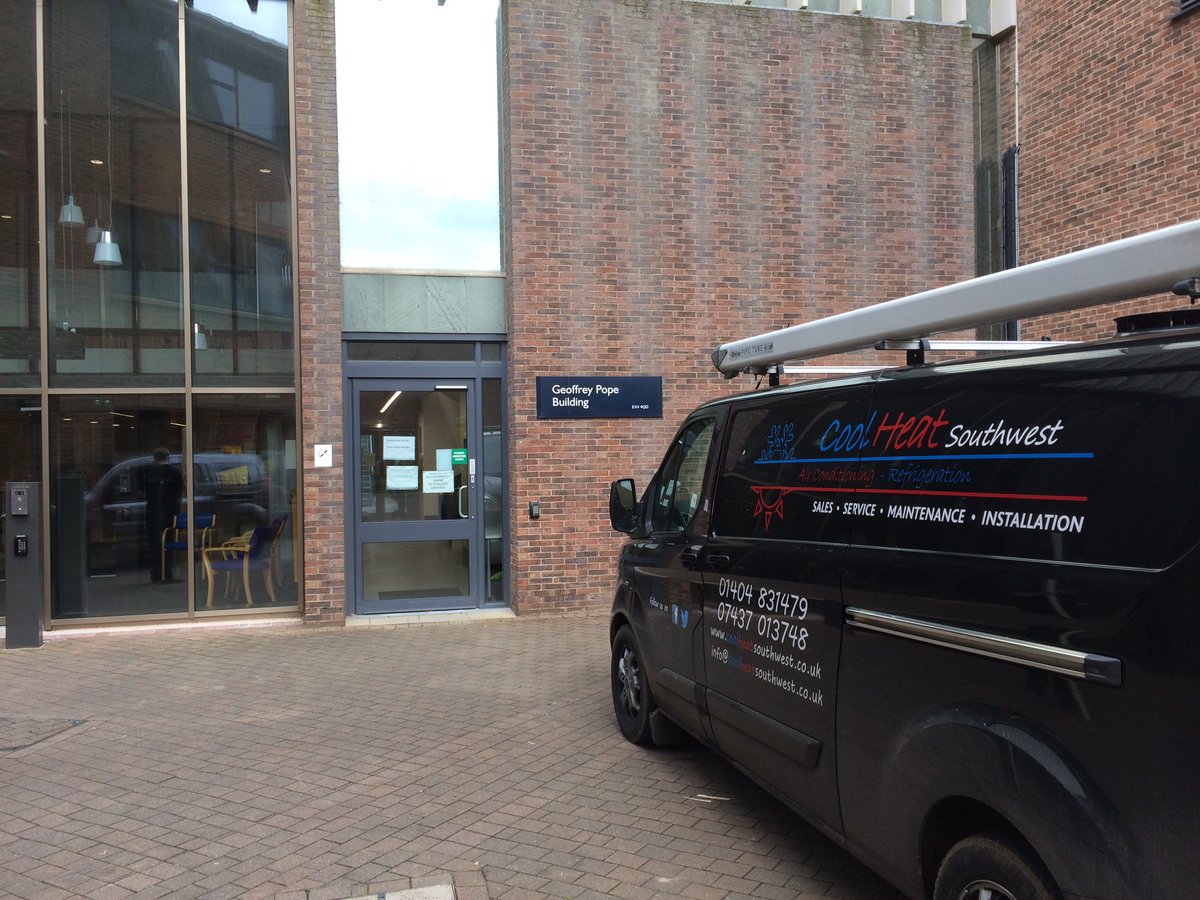 CoolHeatSW's tweet photo. Nice finish to a Friday, Exeter university, additional A/C to server room. #anotherqualityinstall #CoolHeatSW https://t.co/nluUqVebbN