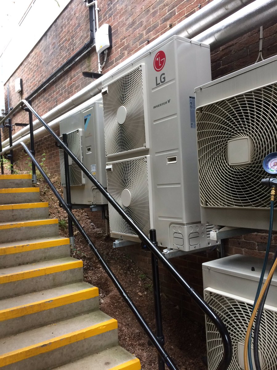 CoolHeatSW's tweet photo. Nice finish to a Friday, Exeter university, additional A/C to server room. #anotherqualityinstall #CoolHeatSW https://t.co/nluUqVebbN