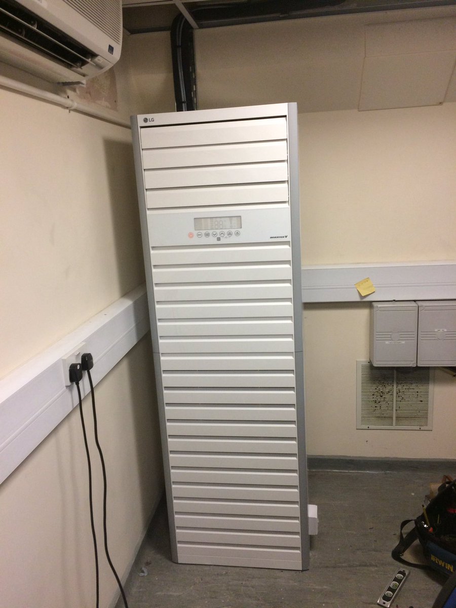 CoolHeatSW's tweet photo. Nice finish to a Friday, Exeter university, additional A/C to server room. #anotherqualityinstall #CoolHeatSW https://t.co/nluUqVebbN