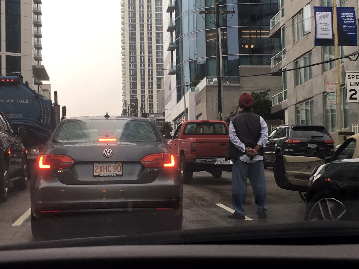 ProducerEShack's tweet photo. Yeah, never a good sign when multiple people get out of their cars. #bridgeproblems #baybridge https://t.co/OQ23FyVZRb