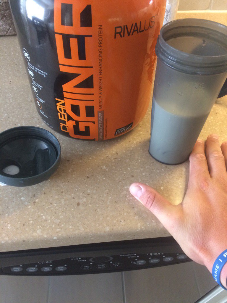 CamLaw10's tweet photo. Finishing my lift with a few scoops of @RIVALUS #CleanGainer #bannedsubstancefree #trusted https://t.co/j6bbW5Ozyb