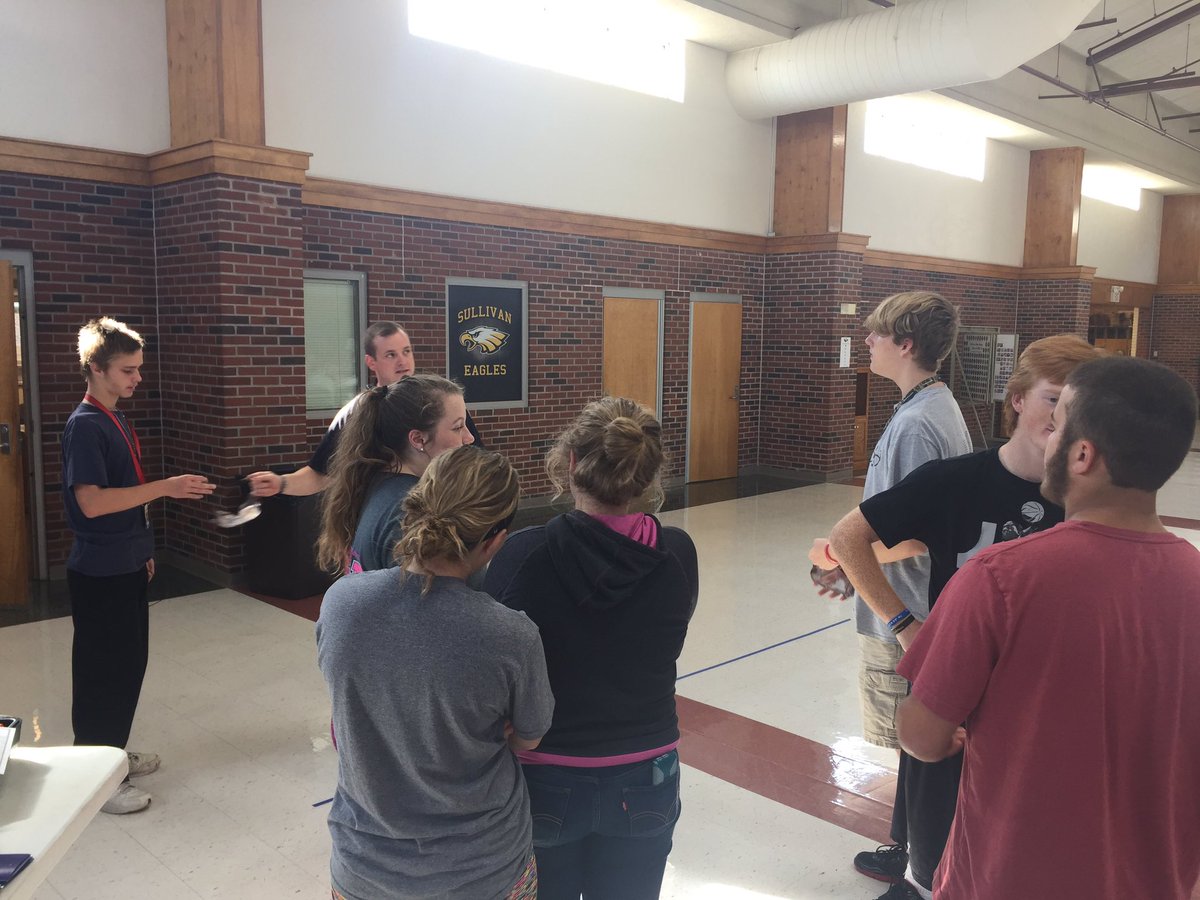 sullivaneagles's tweet image. SRO Allen leading a demonstration of the negative impacts of alcohol consumption during lunch today. #redribbonweek #safedecisions