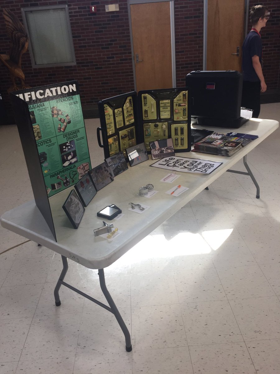 sullivaneagles's tweet image. SRO Allen leading a demonstration of the negative impacts of alcohol consumption during lunch today. #redribbonweek #safedecisions