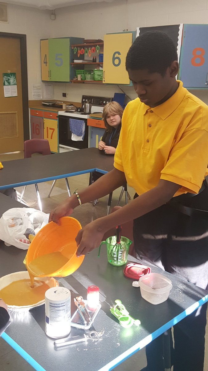 ataylor_24's tweet photo. @StuartAcademyKY we love our cooking lesson! Making Pumpkin Pie today! https://t.co/JfyJSh1CzO