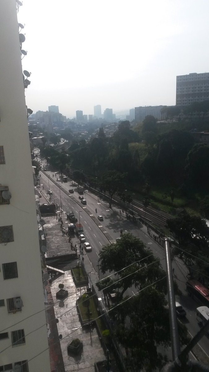 LMartinV1's tweet photo. #Venezuela: #Caracas, a media marcha.
#28Oct2016
#HuelgaGeneral
#ParoCívico
#ParoNacionalContraMaduro
(Imag #Catia @Fundavade) https://t.co/FFAJVAZhcY