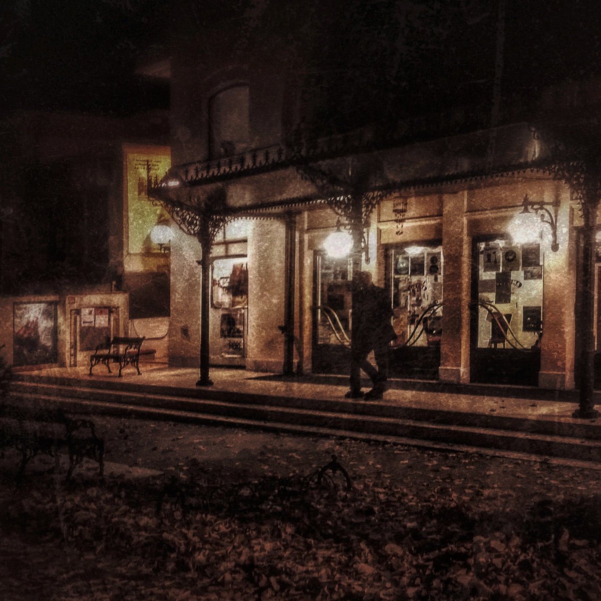 E di un mondo tutto chiuso in una via e di un cinema di periferia.