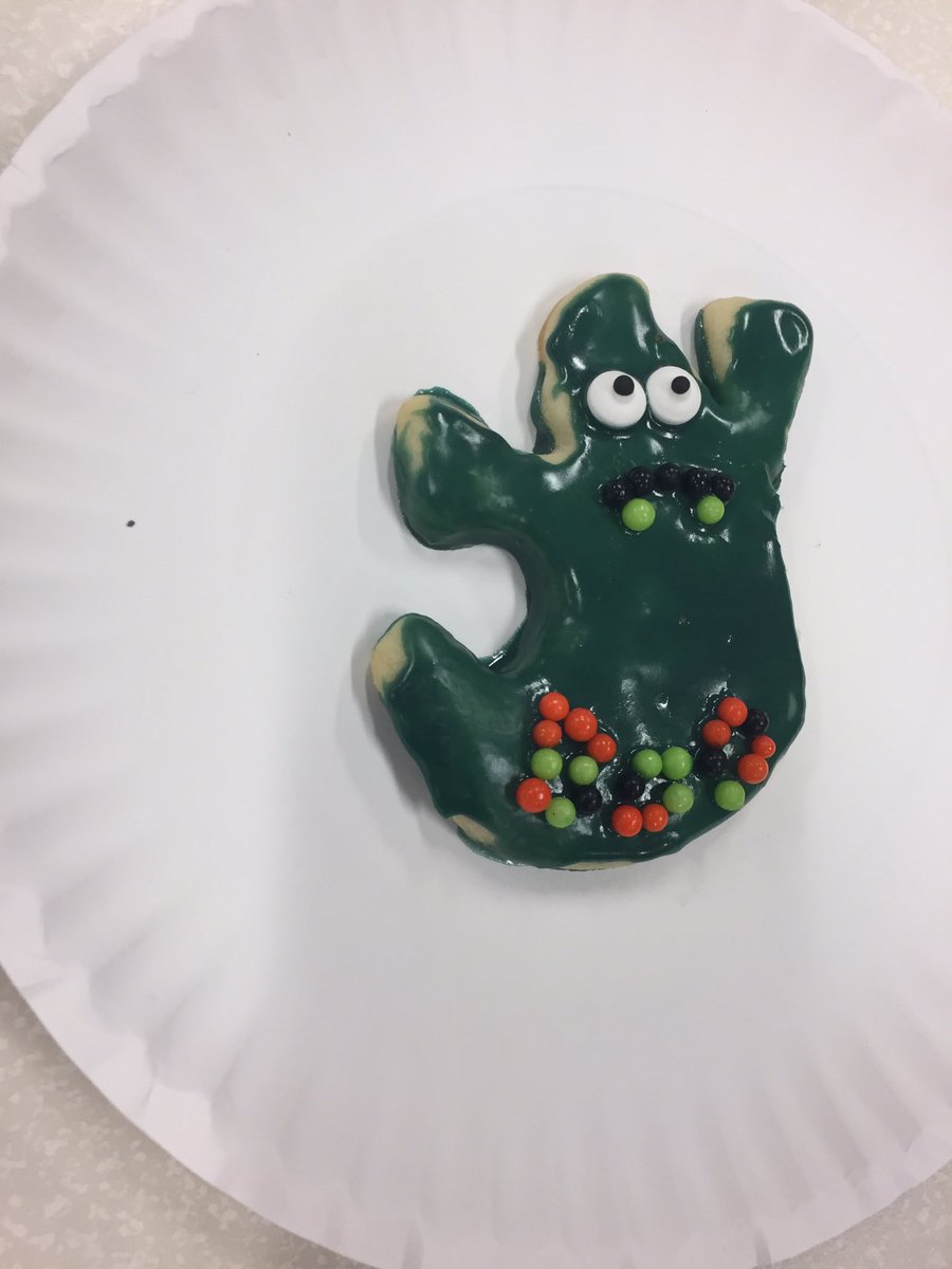 mrsmorganjhs's tweet photo. More Halloween cookies...2nd hour yesterday!! 🎃 https://t.co/euVyN0UGJG